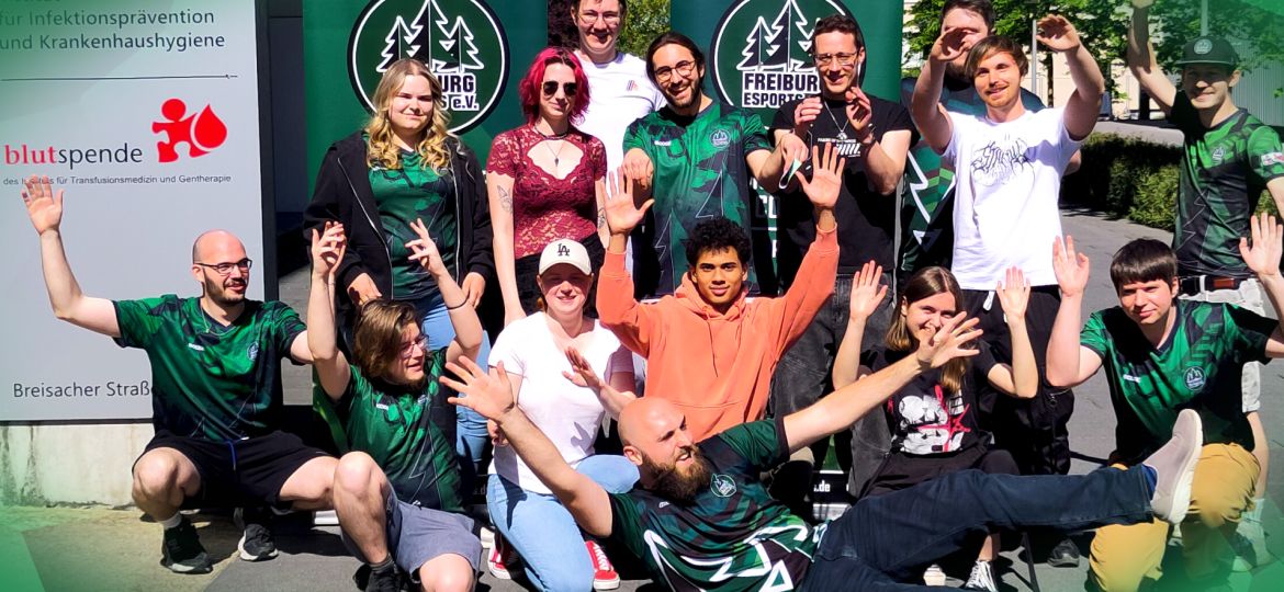 Mitglieder von Freiburg eSports vor der Blutspendezentrale der Uniklinik Freiburg