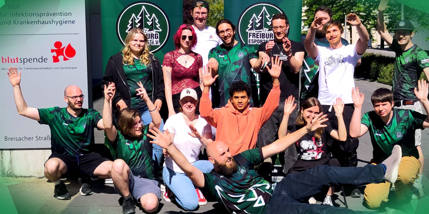 Mitglieder von Freiburg eSports vor der Blutspendezentrale der Uniklinik Freiburg
