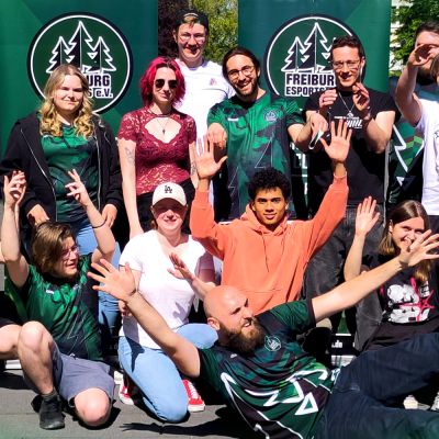 Mitglieder von Freiburg eSports vor der Blutspendezentrale der Uniklinik Freiburg