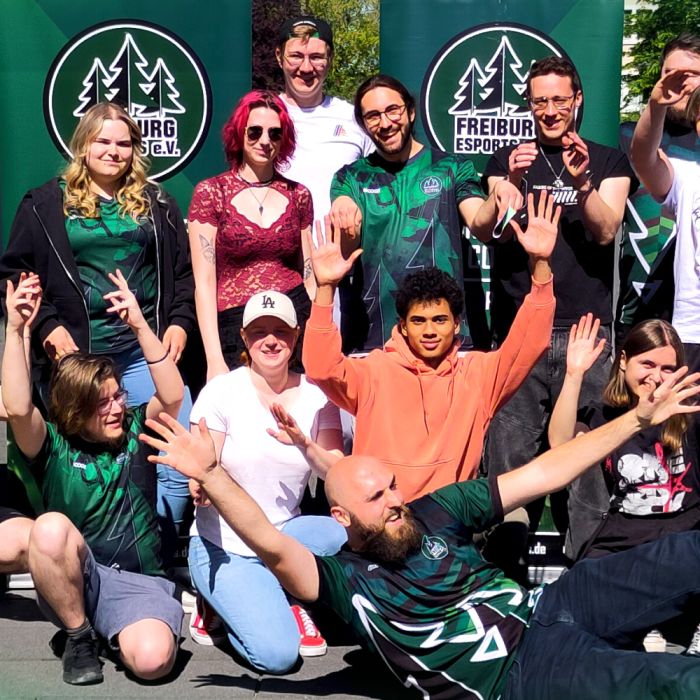 Mitglieder von Freiburg eSports vor der Blutspendezentrale der Uniklinik Freiburg